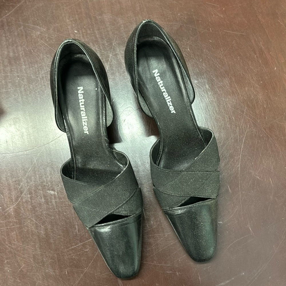 Black Leather Naturalizer Pumps with Stretchy Section